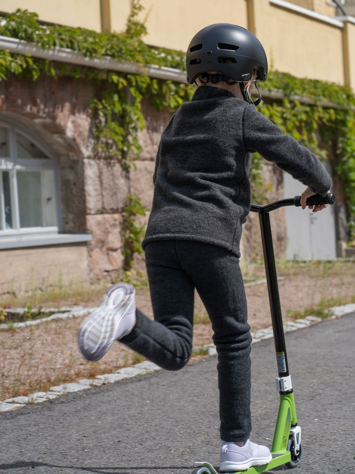Ruskovilla lasten villafleecetakki antrasiitti takaa