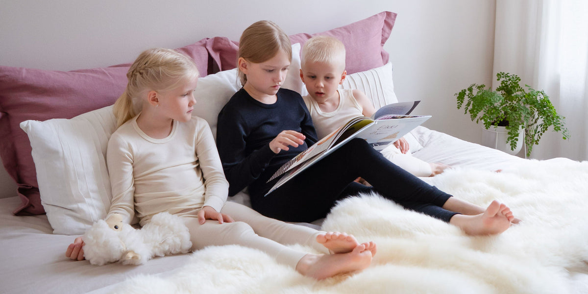 Lasten silkkivillakerrastot mustana ja valkoisena