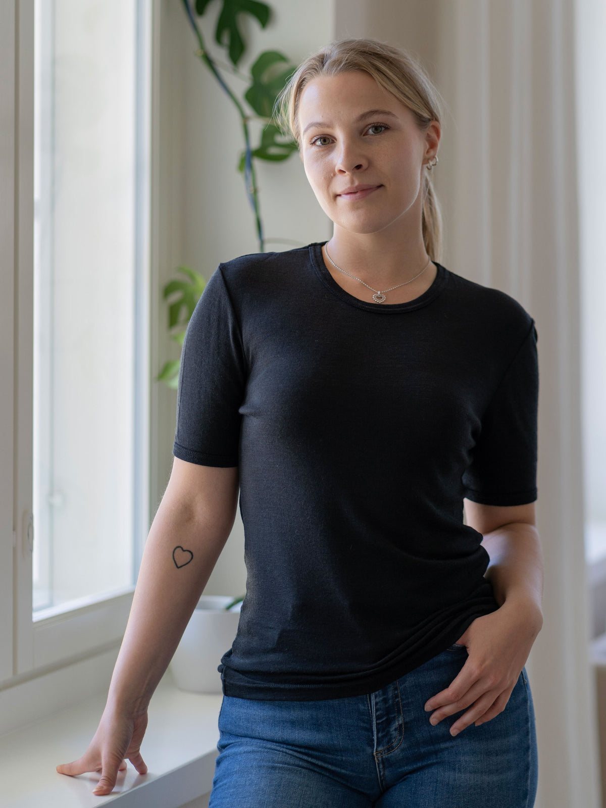 Silkkivilla T-paita, unisex, musta - naisen päällä