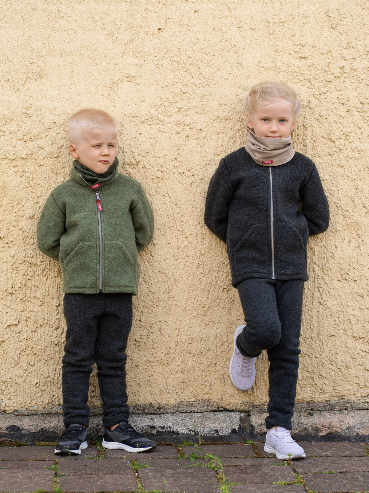 Ruskovilla lasten villafleecetakit sammal ja antrasiitti